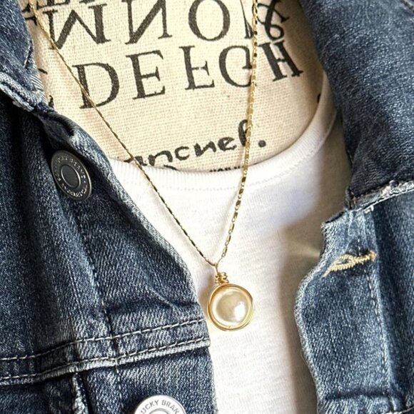 Gold Pendant Necklace - Picture 1 of 2